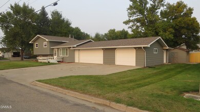 1605 4th Ave SW, Jamestown, ND 58401 - photo 3