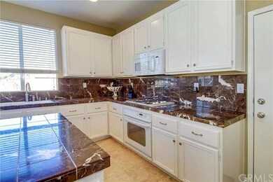Lots of beautiful counter and cabinet space~ featu