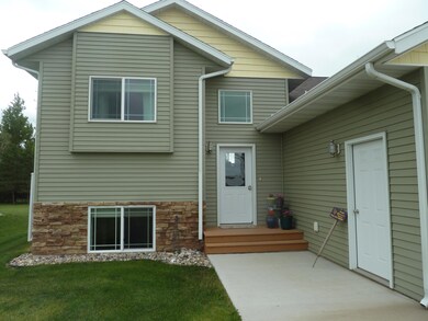 2608 5th St NE, Jamestown, ND 58401 - photo 2
