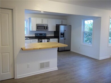 Breakfast bar for additional seating/counter space