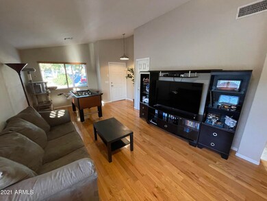 2714 S Compton