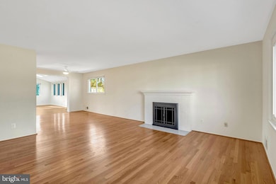 15005 Ponderlay Dr, Centreville, VA 20120 - photo 6