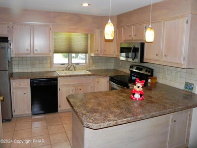 221 E Windsor Rd, Saylorsburg, PA 18353 - photo 2