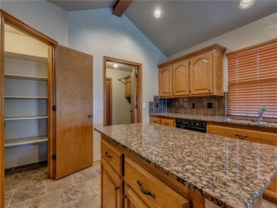 Kitchen:  This kitchen has it all ... lots of cabi