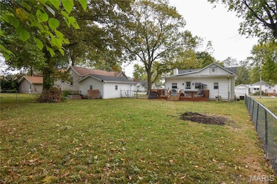 615 E MacOupin St, Staunton, IL 62088 - photo 5