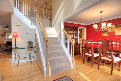 2-story foyer with hardwood floors