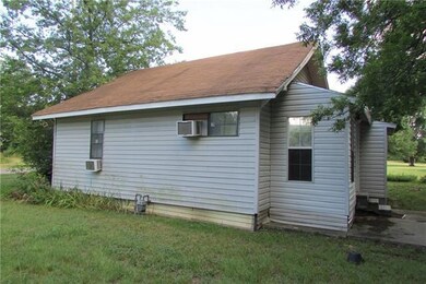 703 N Gardner St, Whitewright, TX 75491 - photo 4