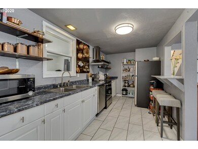 810 E 13th St, the Dalles, OR 97058 - photo 6