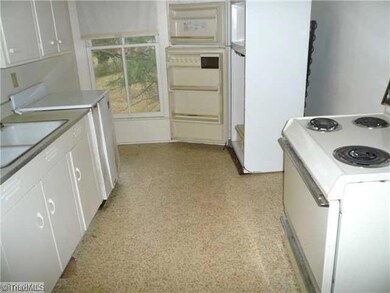 828 Lawsonville Ave, Reidsville, NC 27320 - photo 5