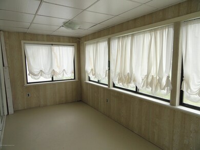 705 Johns Dr, Moosic, PA 18507 - photo 7