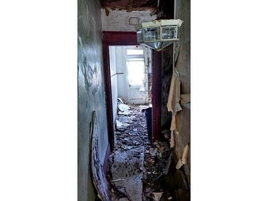 Entry/Foyer.