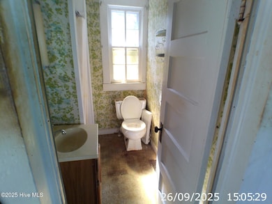 409 N Haughton St, Williamston, NC 27892 - photo 2