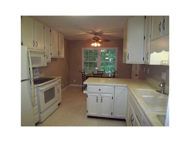 Kitchen. Eat-in kitchen.
