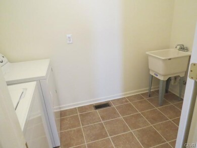 460 Inverness Cir, Easton, PA 18042 - photo 6