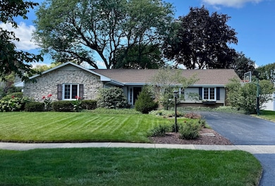 1614 Whittier Ln, Wheaton, IL 60189 - photo 2