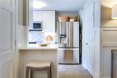 Kitchen w Quartz Countertops