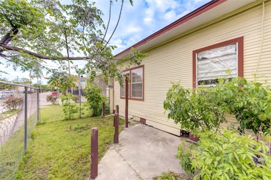 950 Pecore St, Houston, TX 77009 - photo 7