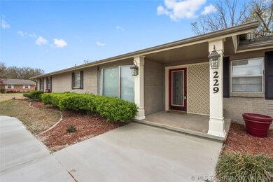229 E 15th St, Claremore, OK 74017 - photo 2