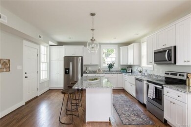 Open and bright kitchen.  Great flow, ideal for en