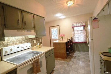 905 W Blair St, Salem, IL 62881 - photo 7