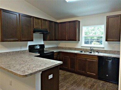 SPACIOUS KITCHEN WITH WINDOW