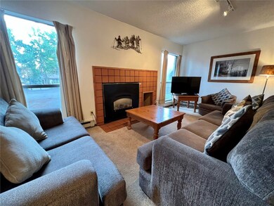Living room/gas fireplace