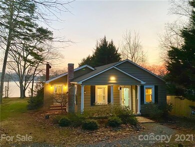 Welcome to your slice of Paradise on Lake Hickory.