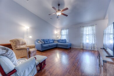 611 S Shawnee - Living Room