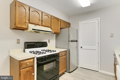 5823 Cove Landing Rd unit 101, Burke, VA 22015 - photo 4
