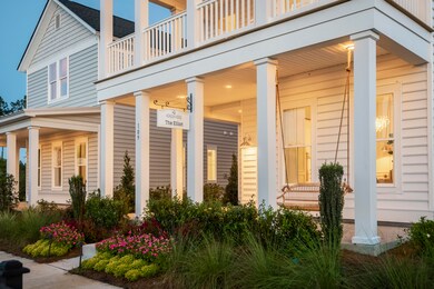 ELLIOT Q FRONT PORCH