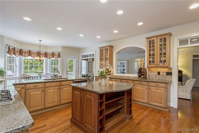 Gorgeous, huge kitchen with granite, stainless app