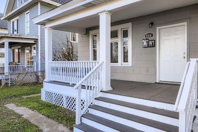 830 University Ave W - Web Quality - 006 - 03 Exterior Front Entry.jpg