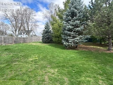 208 W 9th St, Genoa, OH 43430 - photo 4