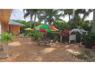 Enjoy life under the palms in this open terrace wi