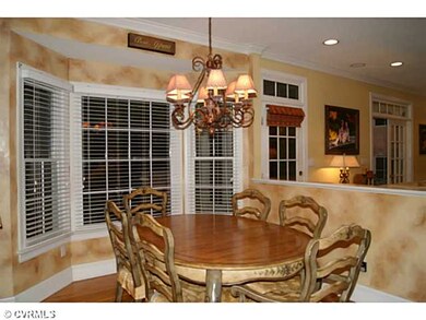 Breakfast Nook - Spacious nook w/ bay window accom