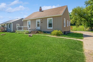 1511 E Ave NW, Cedar Rapids, IA 52405 - photo 2