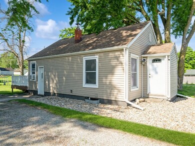 832 Grubbs St, Center Point, IA 52213 - photo 2