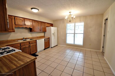 Kitchen and breakfast area