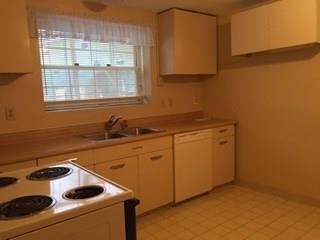 Kitchen - extra large pantry and room for a small 
