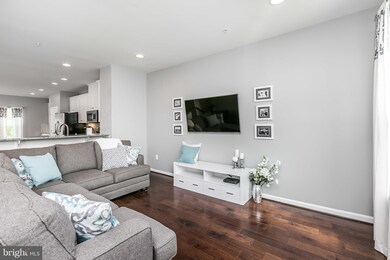 918 Magnolia Blossom Ct, Sykesville, MD 21784 - photo 2