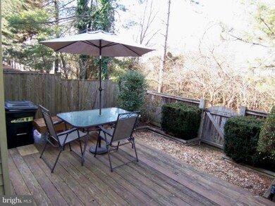 9818 Oakdale Woods Ct, Vienna, VA 22181 - photo 4