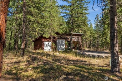 15 Deer Run Loop is one of only a handful of residential lots in a very central Mazama location.