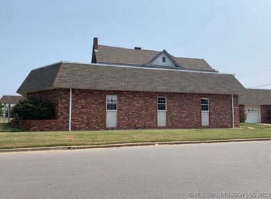 411 W Division St, Henryetta, OK 74437 - photo 3