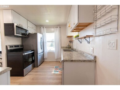 712 E 15th St, the Dalles, OR 97058 - photo 6