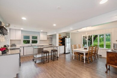 Kitchen & Dining
