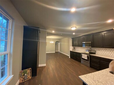 301 Peacock St, Cleburne, TX 76031 - photo 4