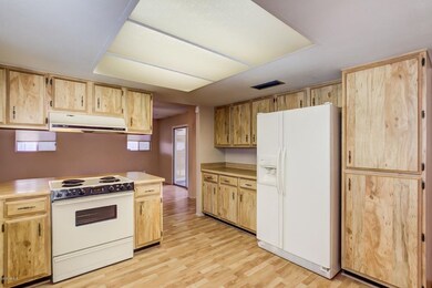 Kitchen w//quality wood cabinets