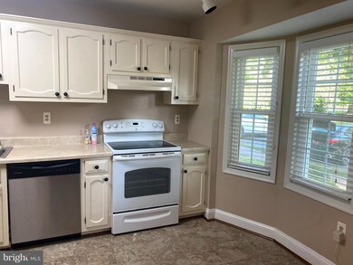 9826 Oakdale Woods Ct, Vienna, VA 22181 - photo 3