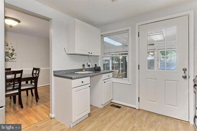 12635 Etruscan Dr, Herndon, VA 20171 - photo 5