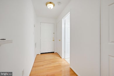10007 Vanderbilt Cir unit 7, Rockville, MD 20850 - photo 2